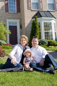 family_7810742_Family-Lawn-sitting-house-fotolia.jpg